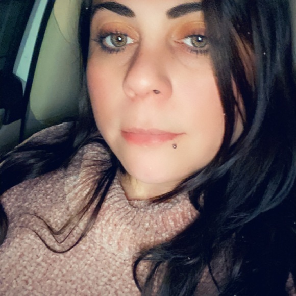 Meet your Posher, Gia - Picture 2 of 2